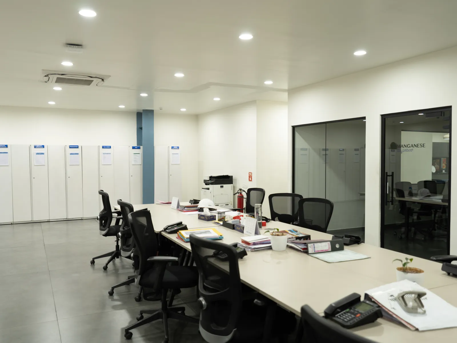 Open-plan workstations with ergonomic chairs — LICO